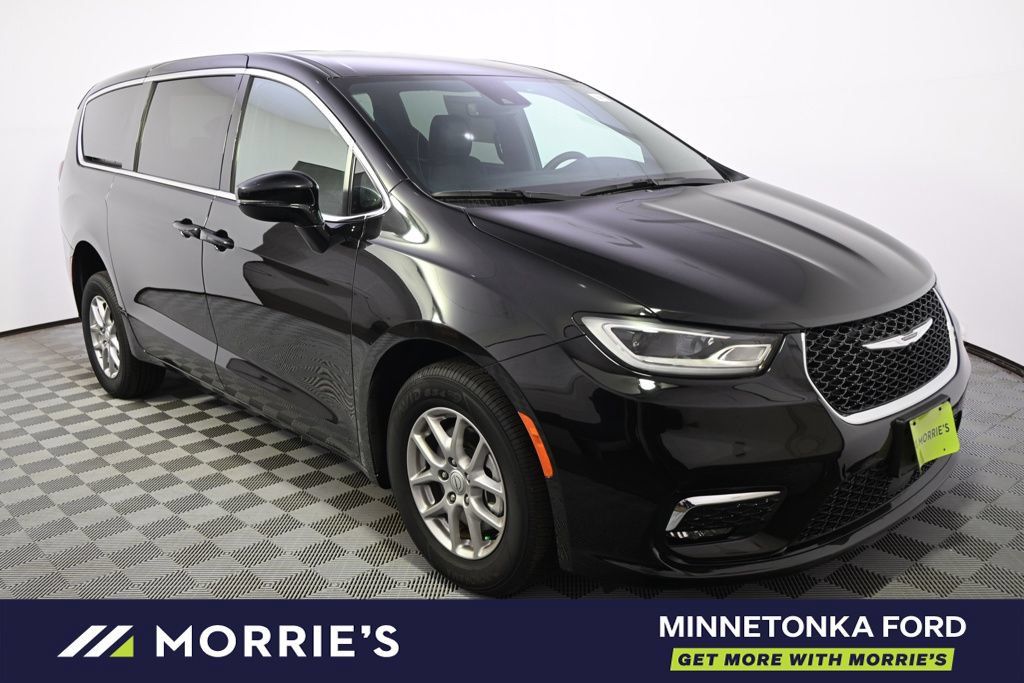 Used 2026 Chrysler Pacifica Select FWD image 9