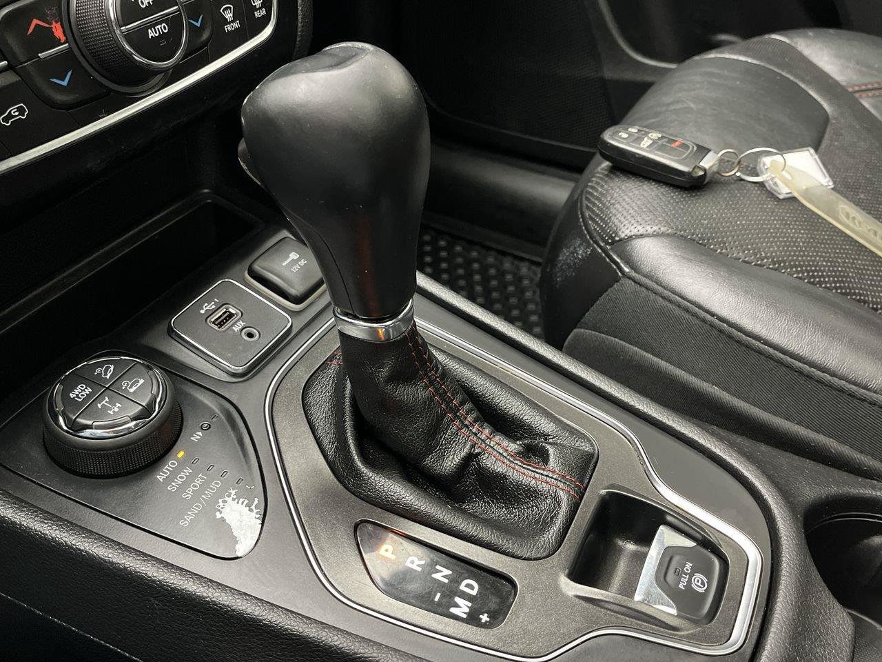 Used 2019 Jeep Cherokee Trailhawk AWD/4WD image 24