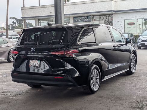 Used 2022 Toyota Sienna LE image 4