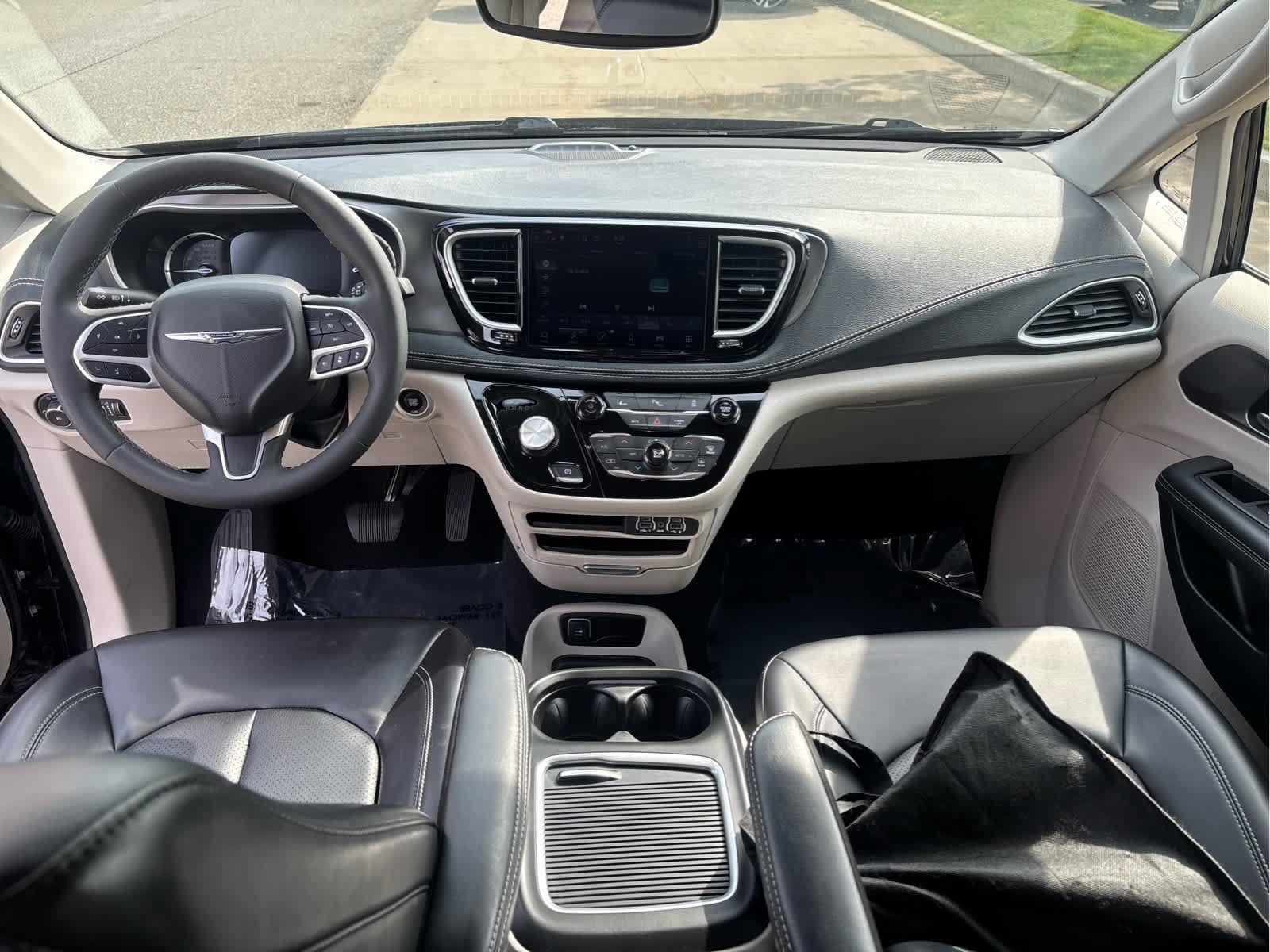 Used 2023 Chrysler Pacifica Touring-L FWD image 16