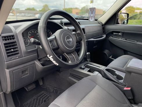 Used 2011 Jeep Liberty Sport image 23