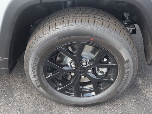 New 2025 Jeep Grand Cherokee L Altitude image 30