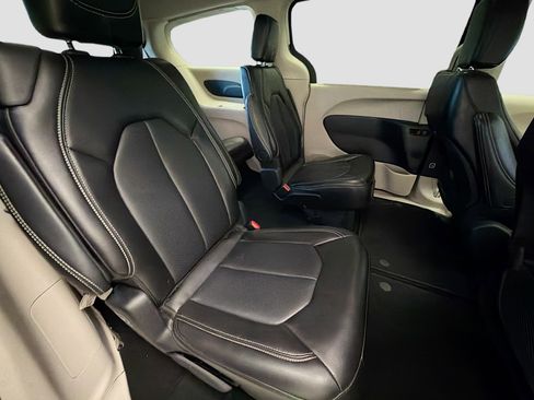 Used 2024 Chrysler Pacifica Touring-L image 14