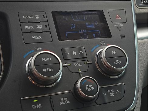 Used 2018 Toyota Sienna L w/ Carpet Mat Package FWD image 15