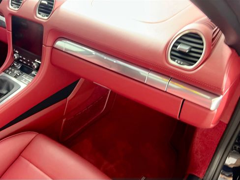 Used 2024 Porsche 718 Boxster RWD image 32