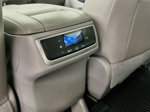 Used 2019 Toyota Highlander XLE AWD/4WD image 26