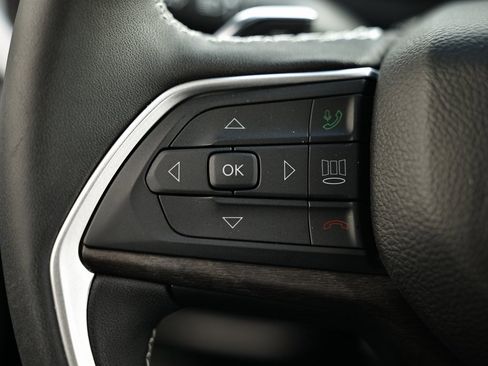 Used 2025 Jeep Grand Cherokee Limited w/ Luxury Tech Group II image 33