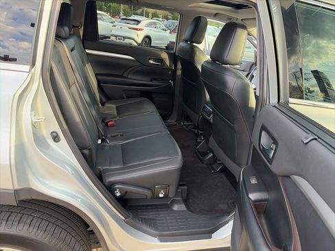 Used 2019 Toyota Highlander XLE image 12