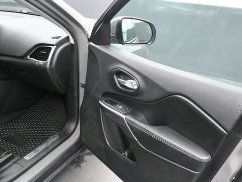 Used 2020 Jeep Cherokee Limited FWD image 14