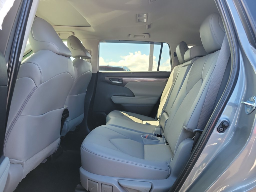 Used 2025 Toyota Highlander Limited FWD image 10