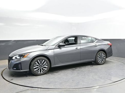 Used 2024 Nissan Altima 2.5 SV AWD/4WD image 9