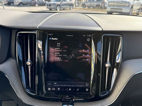 Used 2025 Volvo XC60 B5 Plus image 23