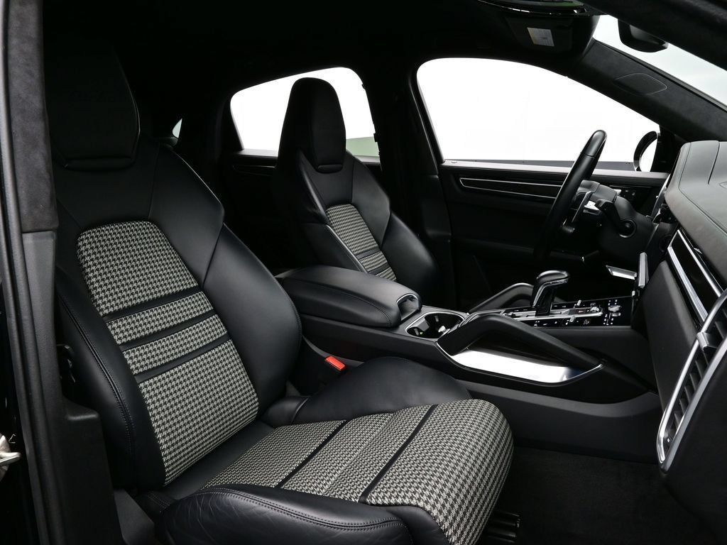 Certified 2022 Porsche Cayenne Turbo AWD/4WD image 12