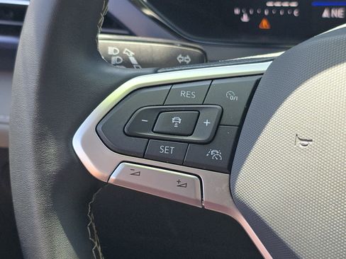 Used 2024 Volkswagen Taos SE w/ Panoramic Sunroof Package FWD image 7