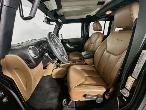 Used 2017 Jeep Wrangler Unlimited Sahara w/ Connectivity Group AWD/4WD image 13