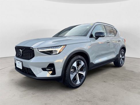 Certified 2025 Volvo XC40 B5 Plus image 2
