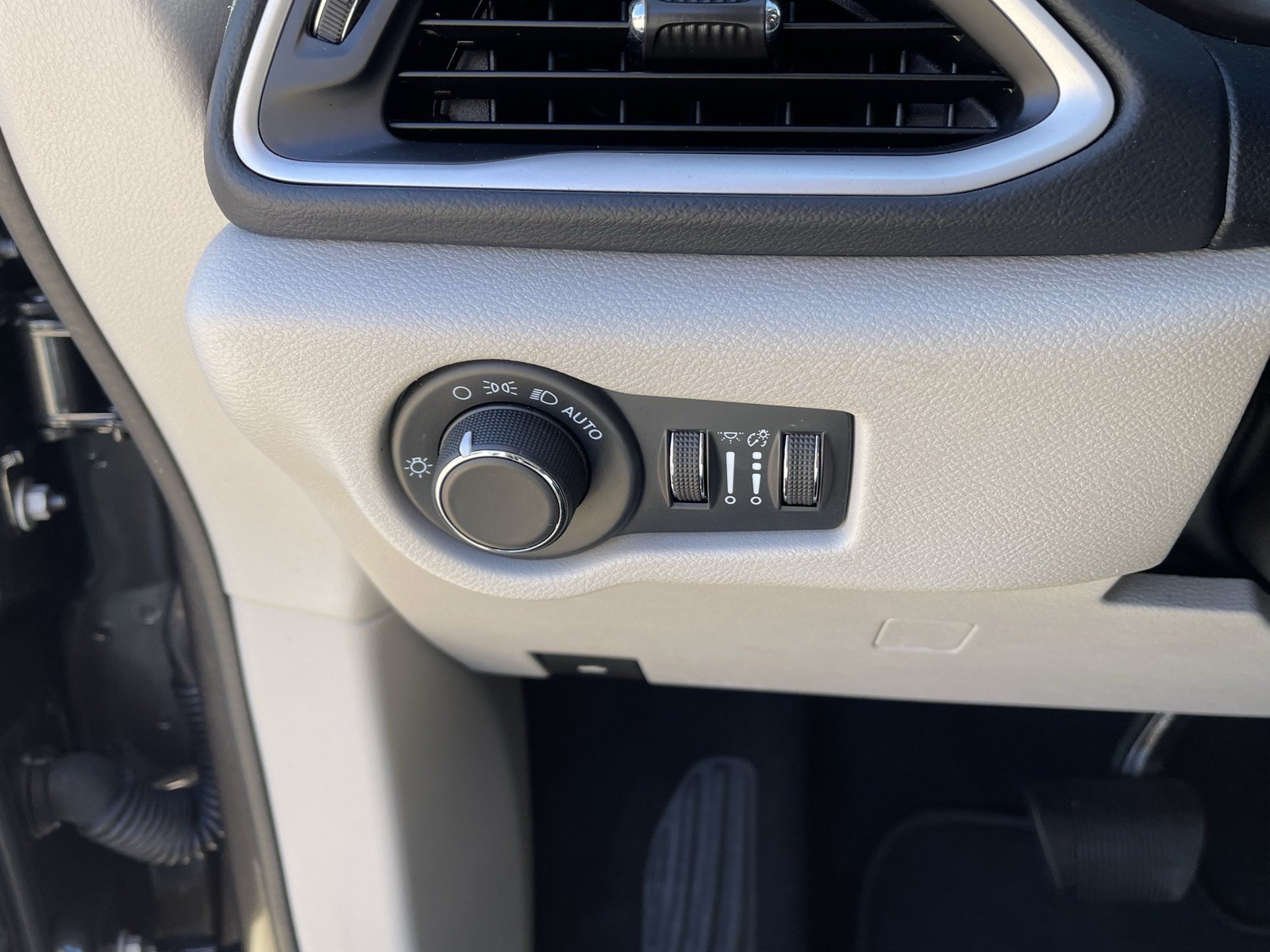 Used 2022 Chrysler Voyager LX FWD image 25