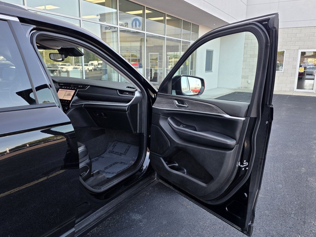 Used 2023 Jeep Grand Cherokee Limited AWD/4WD image 43