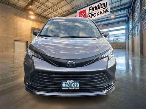 Used 2021 Toyota Sienna XLE image 2