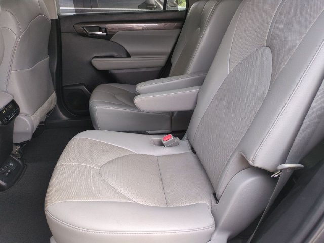 Used 2023 Toyota Highlander Limited FWD image 23