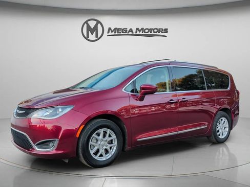 Used 2020 Chrysler Pacifica Touring-L image 2