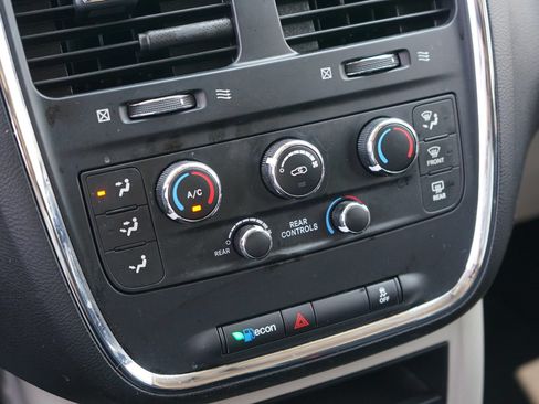 Used 2019 Dodge Grand Caravan SE w/ UConnect Hands-Free Group FWD image 19