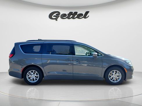 Used 2022 Chrysler Pacifica Touring-L FWD image 4