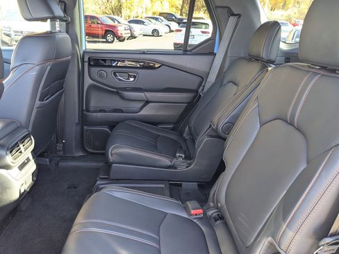 Used 2025 Honda Pilot TrailSport image 32