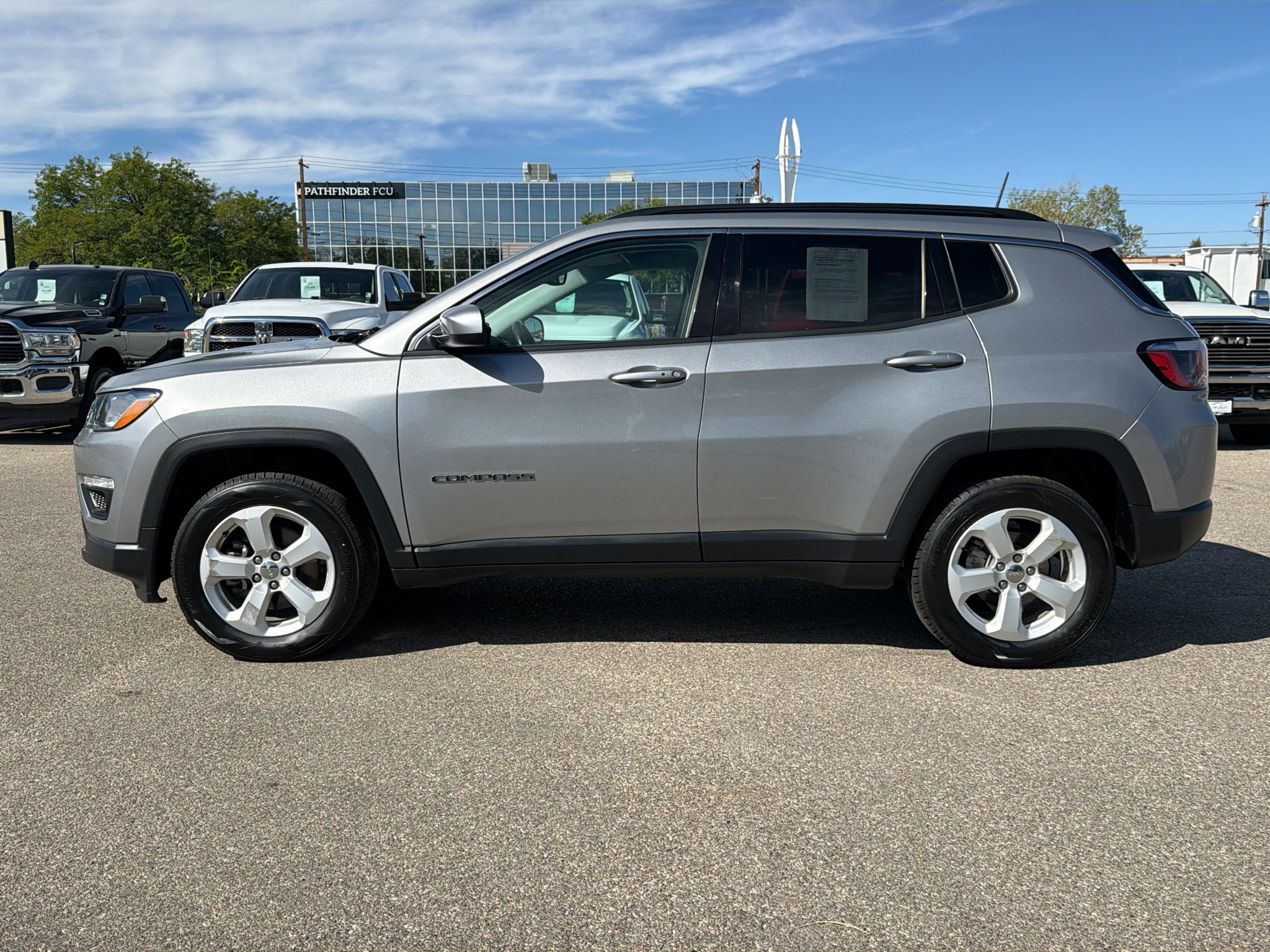 Used 2019 Jeep Compass Latitude w/ Cold Weather Group AWD/4WD image 2