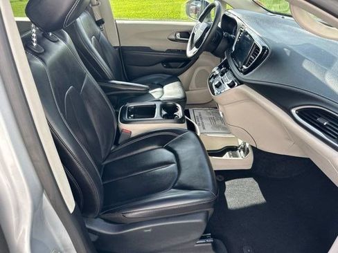 Used 2023 Chrysler Pacifica Touring-L FWD image 54