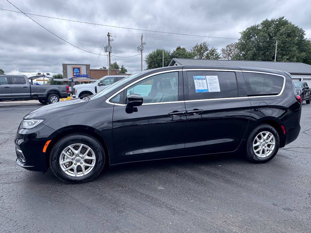 Used 2025 Chrysler Pacifica Select FWD image 2