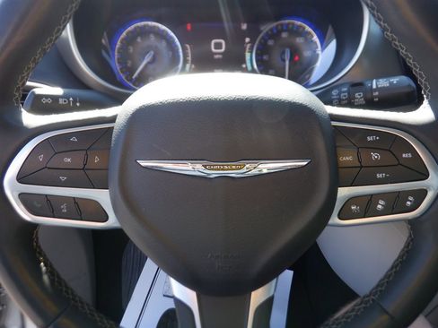 Used 2023 Chrysler Pacifica Touring-L image 18