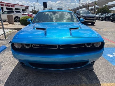 Used 2019 Dodge Challenger SXT w/ Driver Convenience Group RWD image 2