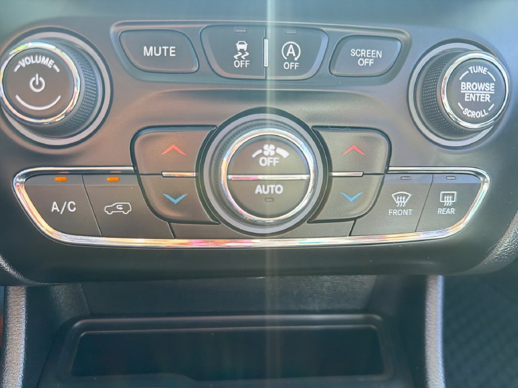 Certified 2019 Jeep Cherokee Trailhawk AWD/4WD image 18
