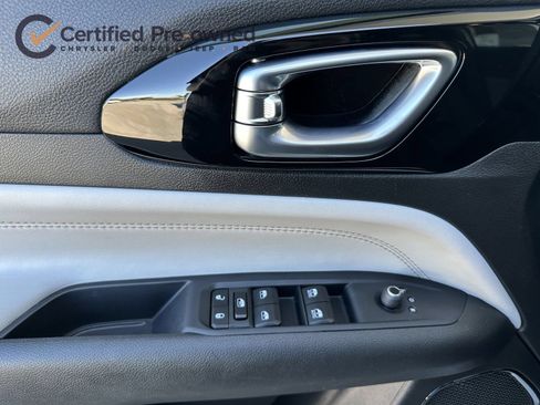 Used 2025 Jeep Compass Limited AWD/4WD image 12