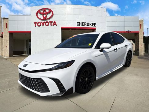 Used 2025 Toyota Camry SE FWD image 1