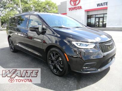 Used 2025 Chrysler Pacifica Limited