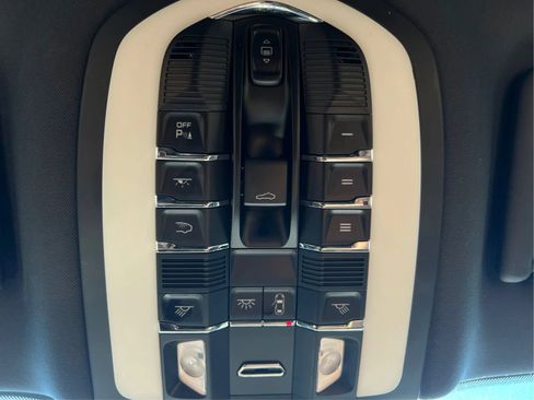 Used 2021 Porsche Macan AWD/4WD image 43