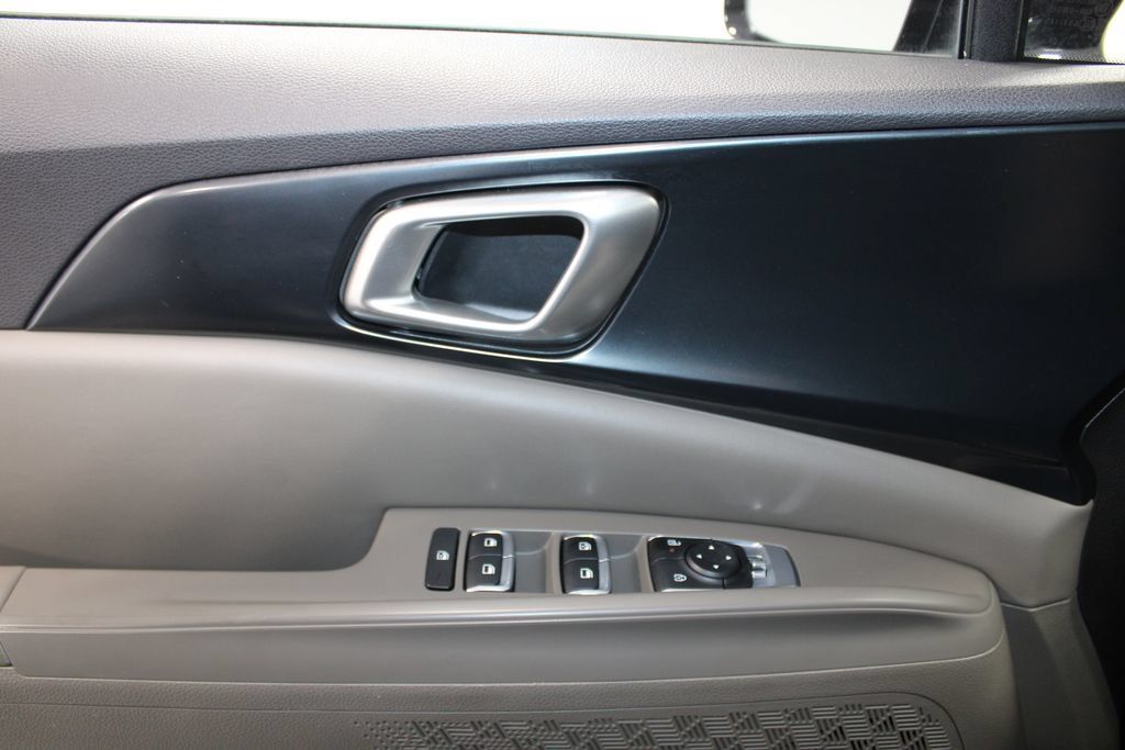 Used 2025 Kia Carnival FWD image 39
