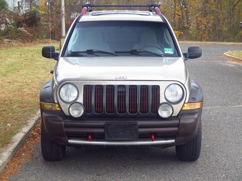 Used 2005 Jeep Liberty Renegade image 26