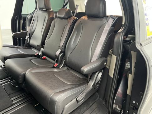 Used 2025 Kia Carnival FWD image 13