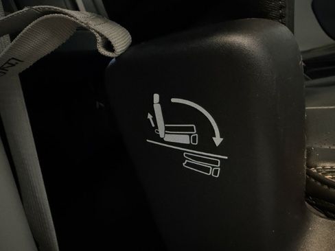 Used 2023 Chrysler Pacifica Touring-L FWD image 45