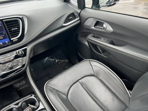 Used 2025 Chrysler Pacifica Limited FWD image 21
