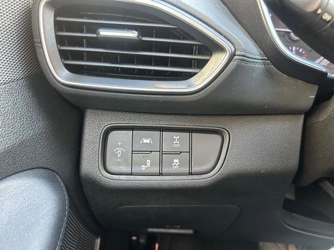 Used 2019 Hyundai Santa Fe SE image 16