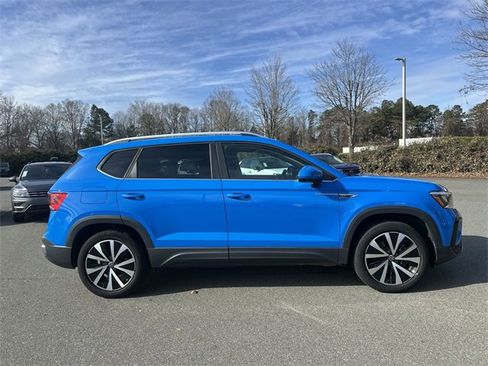 Used 2022 Volkswagen Taos SE w/ Panoramic Sunroof Package image 6