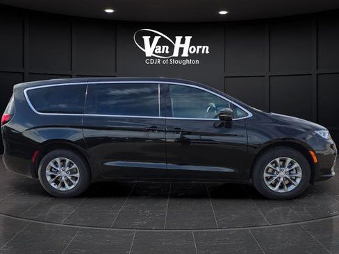 New 2026 Chrysler Pacifica Limited w/ Trailer Tow Group image 2