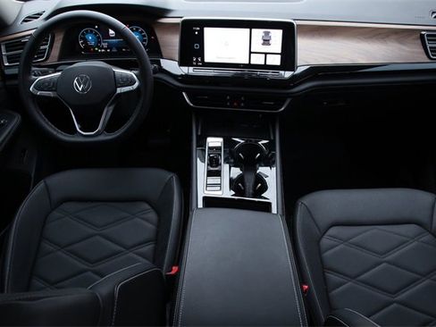 Certified 2025 Volkswagen Atlas SE image 28