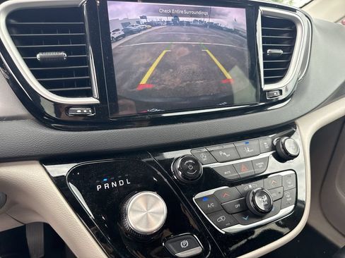Used 2024 Chrysler Pacifica Touring-L FWD image 21