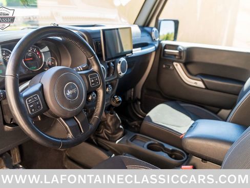 Used 2018 Jeep Wrangler Unlimited Sahara w/ Dual Top Group AWD/4WD image 3