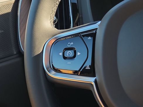 Certified 2024 Volvo XC60 B5 Ultimate w/ Protection Package Premier image 22